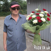 Bouquet of scarlet and white roses - Photo 1