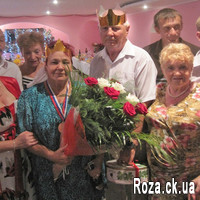 Букет із червоних і білих троянд із зеленню - Фото 1