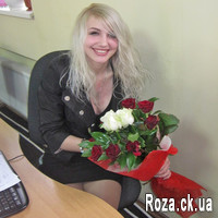 Bouquet of red and white roses with greenery - Photo 3