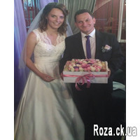 Flowers and macaroons in a rectangular box - Photo 1