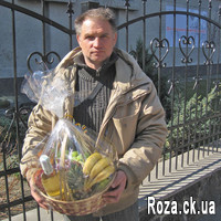 Fruit and wine in the basket - Photo 1