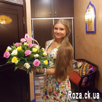 Basket with colorful roses - Photo 1