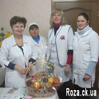 Basket with fruits and flowers - Photo 1