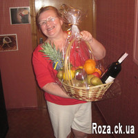Basket with fruits and wine - Photo 1