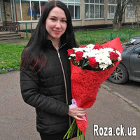 Red roses and white chrysanthemums in kraft - Photo 1