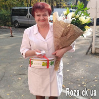 Snow-white bouquet of roses and lilies - Photo 1