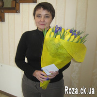 Яскравий букет із синіх ірисів і жовтих тюльпанів - Фото 1