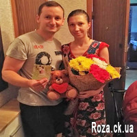Little bear with a bouquet of chrysanthemums - Photo 1