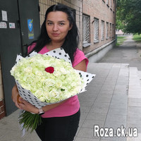 Bouquet of 100 white roses and 1 red rose - Photo 1