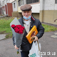Bouquet of red roses in a paper - Photo 5