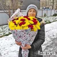 Bright bouquet of roses and chrysanthemums - Photo 1