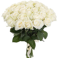 White roses in a chic bouquet