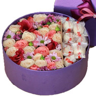 Box round with flowers and rafaello