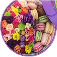 Round box with flowers and macaroons