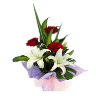 A small bouquet of roses and lilies
