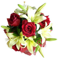 A small bouquet of roses and lilies