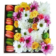 Bouquet in a square box with macarons