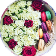 Round box with roses and macarons