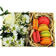 Small box with flowers and macarons