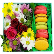 Small square box with flowers and macarons