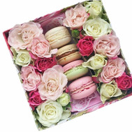 Mini box with roses and pastries