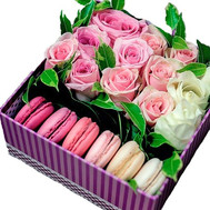 Roses with macarons in a square box
