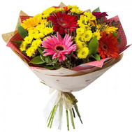 Yellow chrysanthemums and gerberas in bouquet
