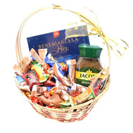 Gift basket with sweets and coffee Jacobs
