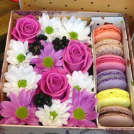 Box flowers with macaroons