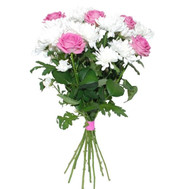 A small bouquet of roses and chrysanthemums