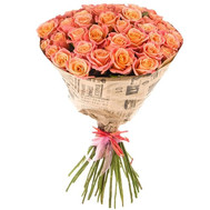 35 Miss Piggy roses in paper