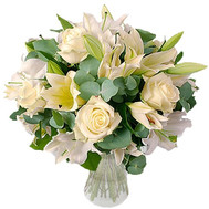 A snow-white bouquet of roses and lilies