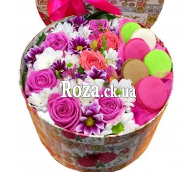 Flowers and macaroons in a box