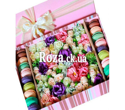 Flowers and macaroons in a rectangular box