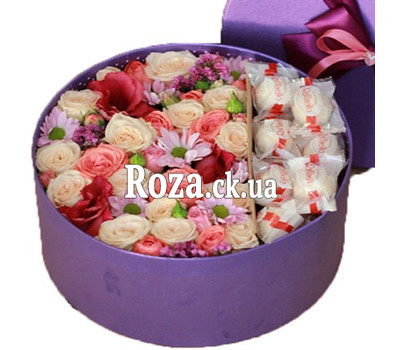 Box round with flowers and rafaello