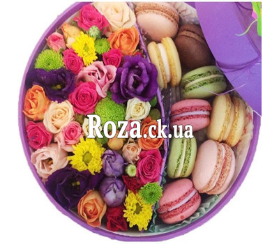 Round box with flowers and macaroons
