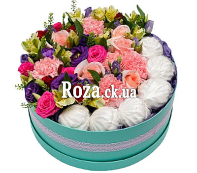 round box with flowers and marshmallows
