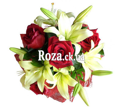 A small bouquet of roses and lilies