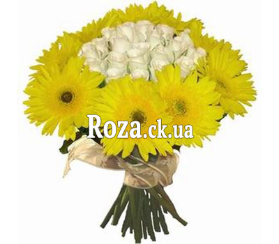 An unusual bouquet of roses and gerberas