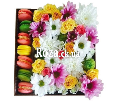 Bouquet in a square box with macarons