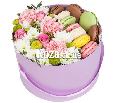 Box with flowers and macarons