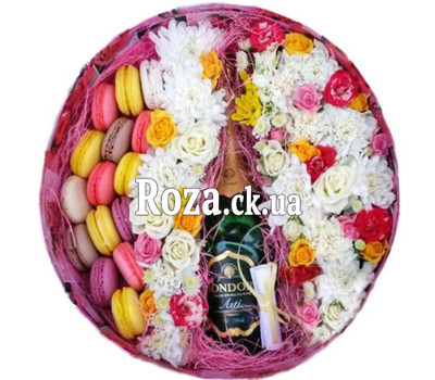 Round box with flowers, macarons and champagne