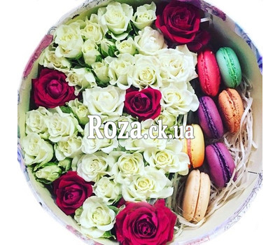 Round box with roses and macarons