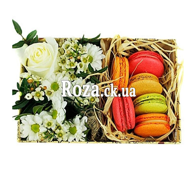 Small box with flowers and macarons