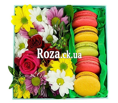 Small square box with flowers and macarons
