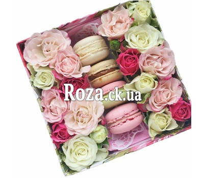 Mini box with roses and pastries