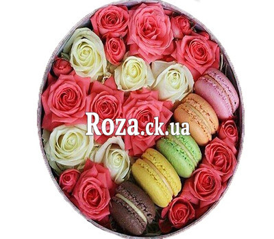 Roses and macarons in a round box