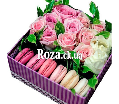 Roses with macarons in a square box