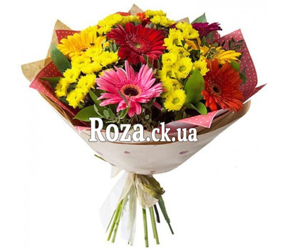 Yellow chrysanthemums and gerberas in bouquet