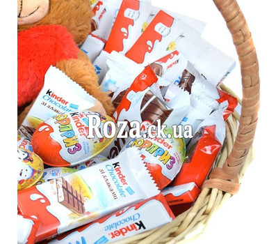 Кіндер солодощі та ведмедик в кошику 3